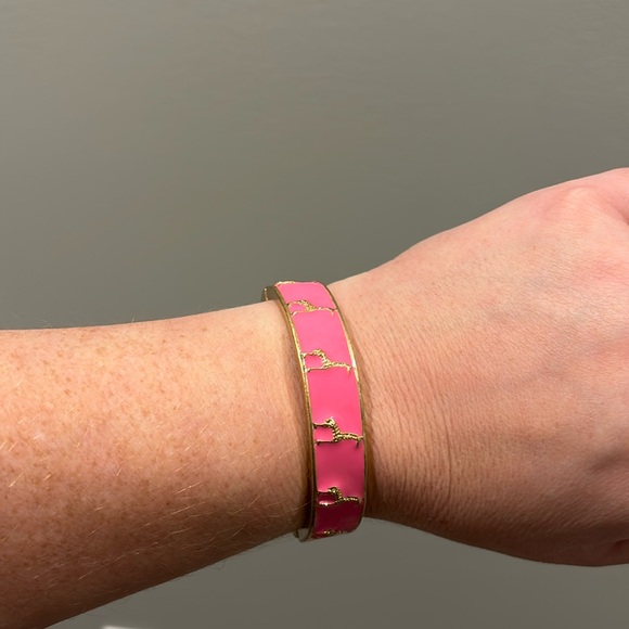 📦SALE📦 Pink Giraffe Clip on Bracelet - Picture 2 of 2